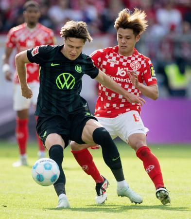 　ウォルフスブルク戦で競り合うマインツの佐野（右）＝マインツ（共同）