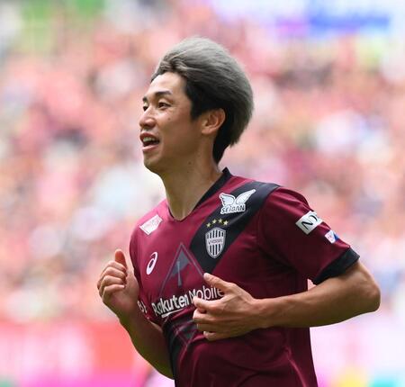 　後半、相手オウンゴールで先制し笑顔を見せる神戸・大迫勇也（撮影・西田忠信）