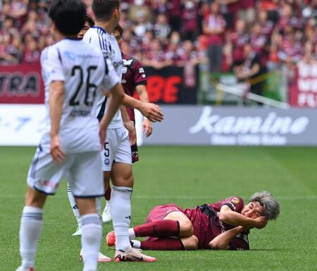 　前半、相手と競り合った後に倒れ込む神戸・大迫勇也（右）＝（撮影・西田忠信）