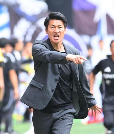 　後半、審判のホイッスルに対し、厳しい表情を見せる神戸・吉田孝行監督（撮影・西田忠信）