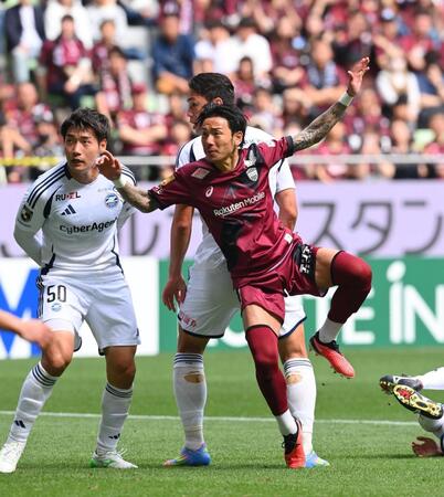 　前半、神戸・井手口陽介（右手前）は得点を狙うも決められず（撮影・西田忠信）