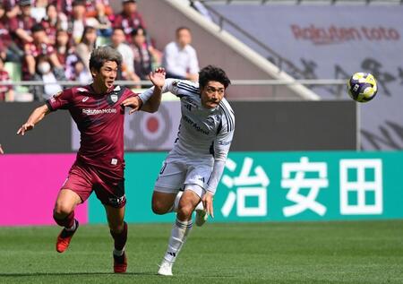 　前半、相手と競り合う神戸・大迫勇也（左）＝撮影・西田忠信