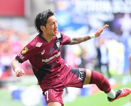 　後半、ゴール前にボールを出す神戸・井手口陽介。足を出した町田・岡村大八のオウンゴールになった（撮影・西田忠信）