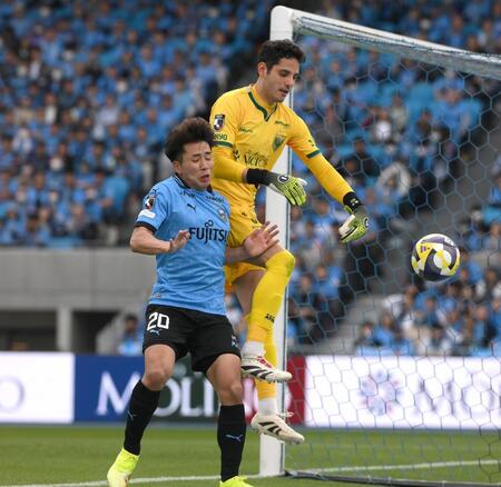 　後半、ボールがラインを出た後も体がぶつかり合う川崎・山田新（左）と東京ＶのＧＫマテウス（撮影・堀内翔）