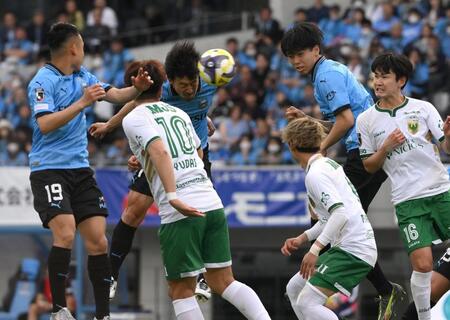 　後半、ヘディングシュートを放つ川崎・家長昭博（中央）＝撮影・堀内翔