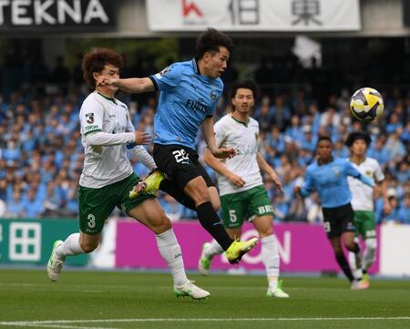 　前半、シュートを放つ川崎・山田新（撮影・堀内翔）