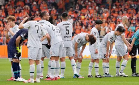 　清水に敗れ、一礼する福岡イレブン＝アイスタ