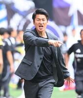 　後半、審判のホイッスルに対し、厳しい表情を見せる神戸・吉田孝行監督（撮影・西田忠信）