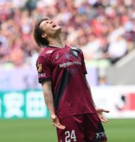 　後半、得点を決められず悔しがる神戸・酒井高徳（撮影・西田忠信）
