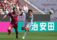 　前半、相手と競り合う神戸・大迫勇也（左）＝撮影・西田忠信