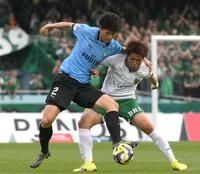 　後半、競り合う川崎・高井幸大（左）と東京Ｖ・木村勇大（撮影・堀内翔）