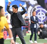 　町田に勝利しガッツポーズする神戸・吉田監督。右は町田・黒田監督（撮影・西田忠信）