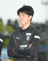 　試合後、悔しそうな表情を見せる川崎・高井幸大（撮影・堀内翔）