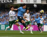 　前半、シュートを放つ川崎・山田新（撮影・堀内翔）