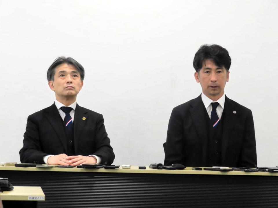 　神奈川・横須賀市内で会見を開いた横浜Ｍの中山昭宏代表取締役社長（左）と西野努スポーティングダイレクター