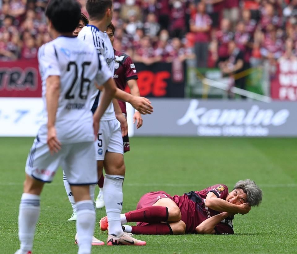 　前半、相手と競り合った後に倒れ込む神戸・大迫勇也（右）＝（撮影・西田忠信）