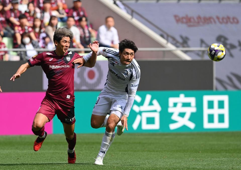 　前半、相手と競り合う神戸・大迫勇也（左）＝撮影・西田忠信