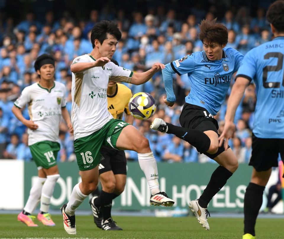 　前半、競り合う東京Ｖ・平川怜（左）と川崎・脇坂泰斗（撮影・堀内翔）