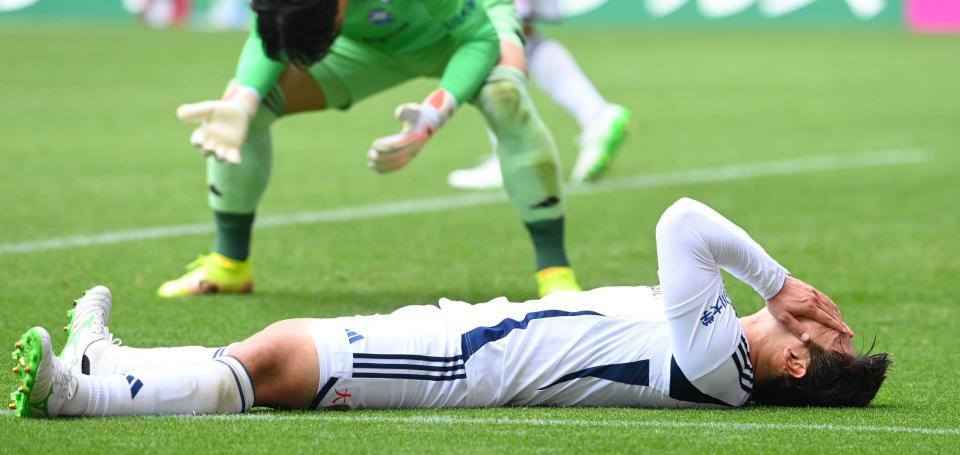 　後半、触れたボールがオウンゴールになりピッチに倒れ込み悔しがる町田・岡村大八（撮影・西田忠信）