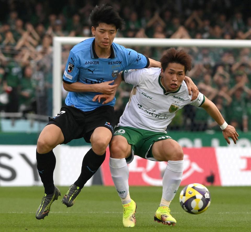 　後半、競り合う川崎・高井幸大（左）と東京Ｖ・木村勇大（撮影・堀内翔）