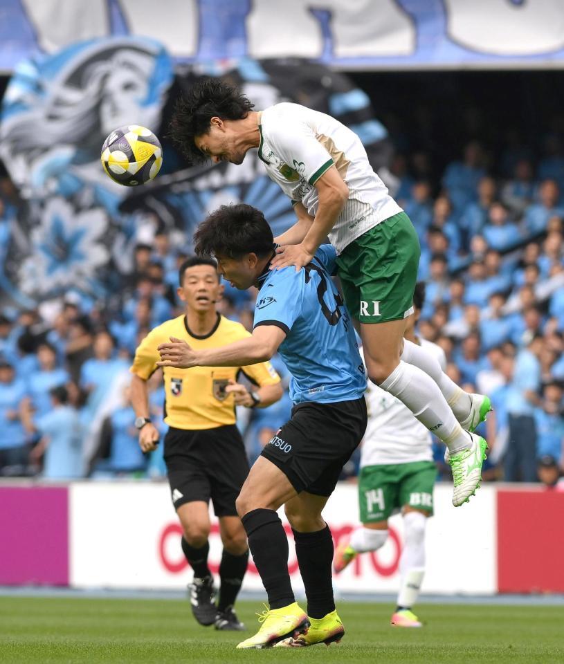 　前半、競り合う川崎・山田新（左）と東京Ｖ・千田海人（撮影・堀内翔）