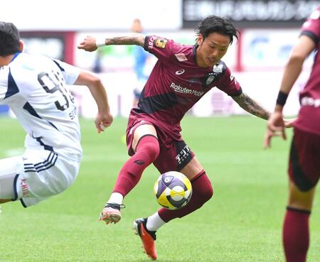 　後半、ドリブルで攻め上がる神戸・井手口