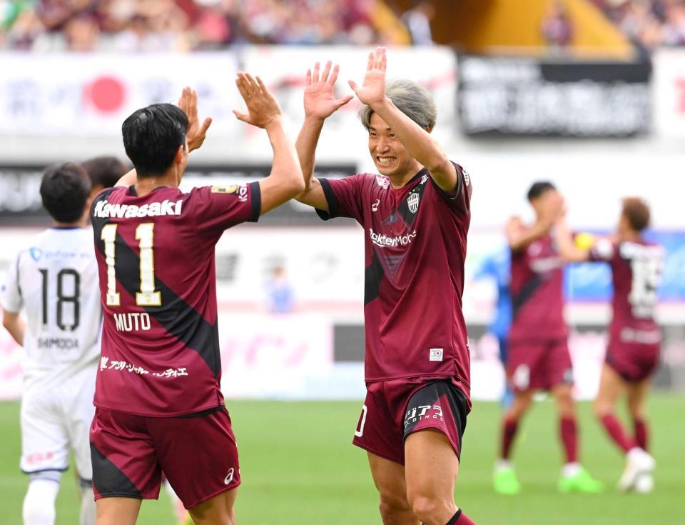 　町田に勝利し、武藤（１１）と笑顔でタッチを交わす神戸・大迫（撮影・西田忠信）