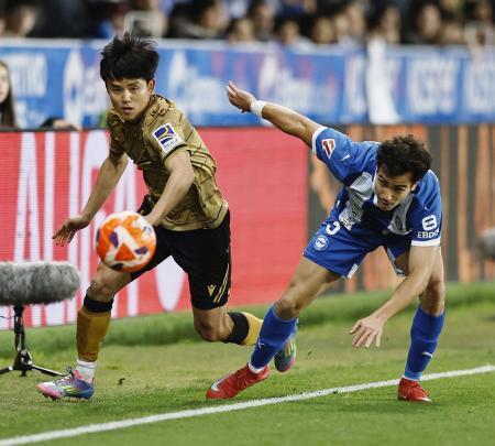 　アラベス戦で攻め込むレアル・ソシエダードの久保（左）＝ビトリア（共同）