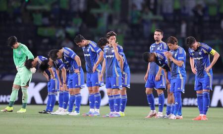 　湘南に敗れ肩を落とす町田イレブン（撮影・吉澤敬太）