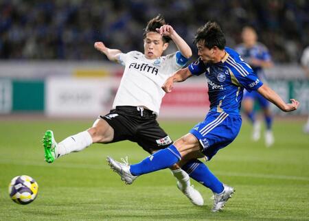 　前半、ゴールを狙う町田・相馬（右）＝共同