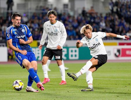 　後半、ゴールを狙う湘南・福田（右）＝共同