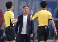 　前半、審判に抗議する町田・黒田剛監督（撮影・吉澤敬太）