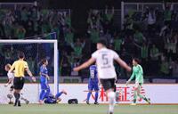 　後半、終了間際に失点し悔しがる町田ＧＫ・谷晃生（右端）ら（撮影・吉澤敬太）
