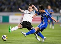 　前半、ゴールを狙う町田・相馬（右）＝共同