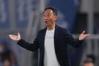 　前半、判定に驚く町田・黒田剛監督（撮影・吉澤敬太）