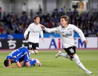 　試合終了間際、決勝ゴールを決め、駆け出す湘南・池田（右）＝共同