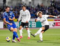 　後半、ゴールを狙う湘南・福田（右）＝共同