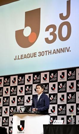 　２０２３年、「シーズン移行」を決めた理事会後に記者会見するＪリーグの野々村チェアマン＝東京都内
