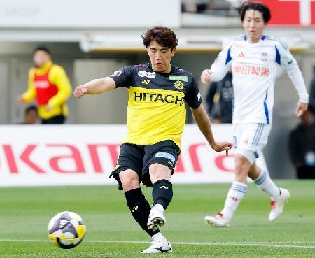 　柏-新潟　前半、ゴールを決める柏・渡井＝三協Ｆ柏