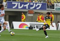 　前半、同点ゴールを決める柏・渡井理己（撮影・金田祐二）