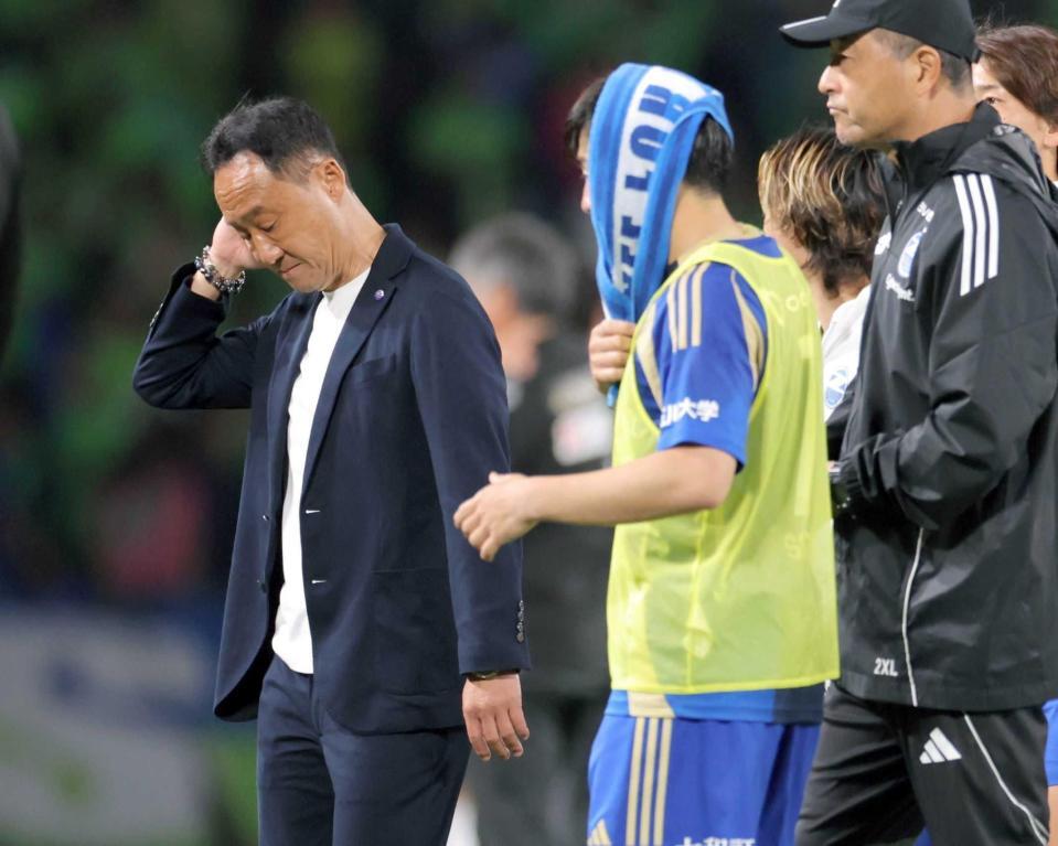 　湘南に敗れ、肩を落とす町田・黒田監督（左）とイレブン（撮影・吉澤敬太）