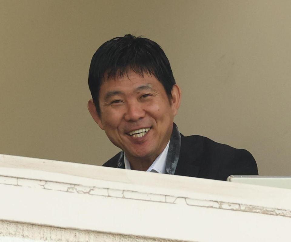 　笑顔で視察する森保監督（撮影・金田祐二）