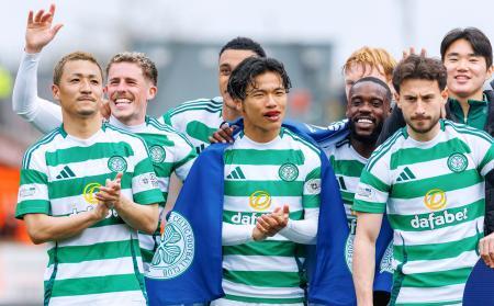 　スコットランド・プレミアリーグで、４連覇を決め喜ぶセルティックの（前列左から）前田、旗手ら＝ダンディー（共同）