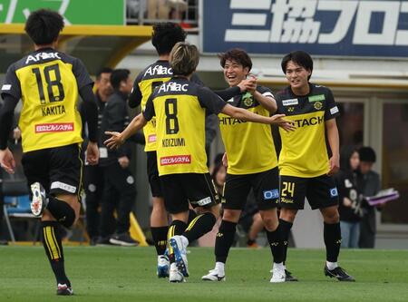 　前半、同点ゴールを決め喜ぶ柏・渡井理己（右から２人目）＝撮影・金田祐二