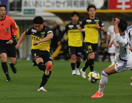 　後半、ゴールを狙う細谷真大（撮影・金田祐二）