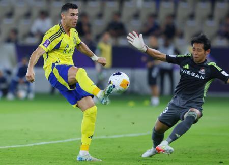 　横浜Ｍ-アルナスル　攻め込むアルナスルのロナルド（左）。ＧＫ朴一圭＝ジッダ（ゲッティ＝共同）