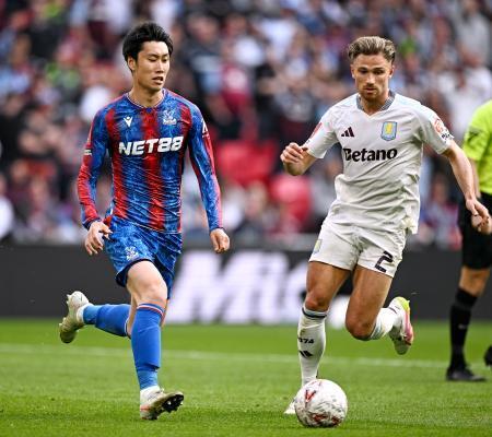 　アストンビラ戦の前半、攻め込むクリスタルパレスの鎌田（左）＝ロンドン（共同）