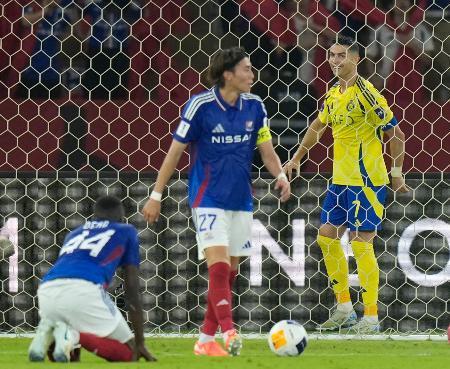 　横浜Ｍ-アルナスル　前半、チーム３点目のゴールを決め、笑顔を見せるアルナスルのロナルド（右）＝ジッダ（共同）