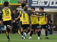 　前半、同点ゴールを決め喜ぶ柏・渡井理己（右から２人目）＝撮影・金田祐二