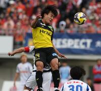 　後半、ヘディングでゴールを狙う柏・久保藤次郎（撮影・金田祐二）